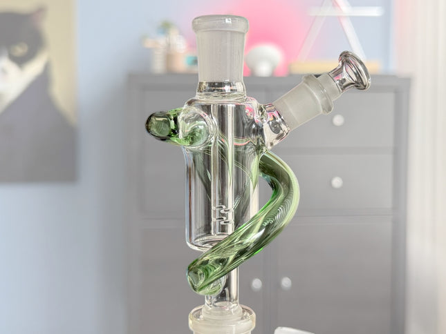 Mr. Twister Deluxe close-up – A detailed view of the dry herb catcher, showing the twisting green glass tube and large herb-catching reservoir.